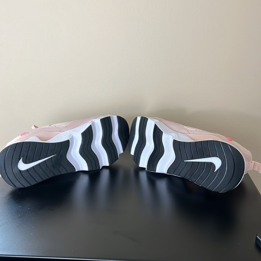 Nike shoes - Picture 7 of 8